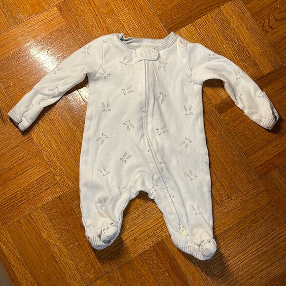 Carter’s one piece zipper footie white with light gray bunnies & bunny feet 3 Mo - Picture 2 of 6